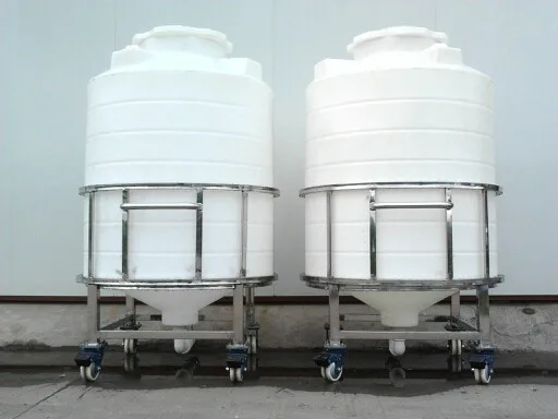 Mobile plastic storage tank