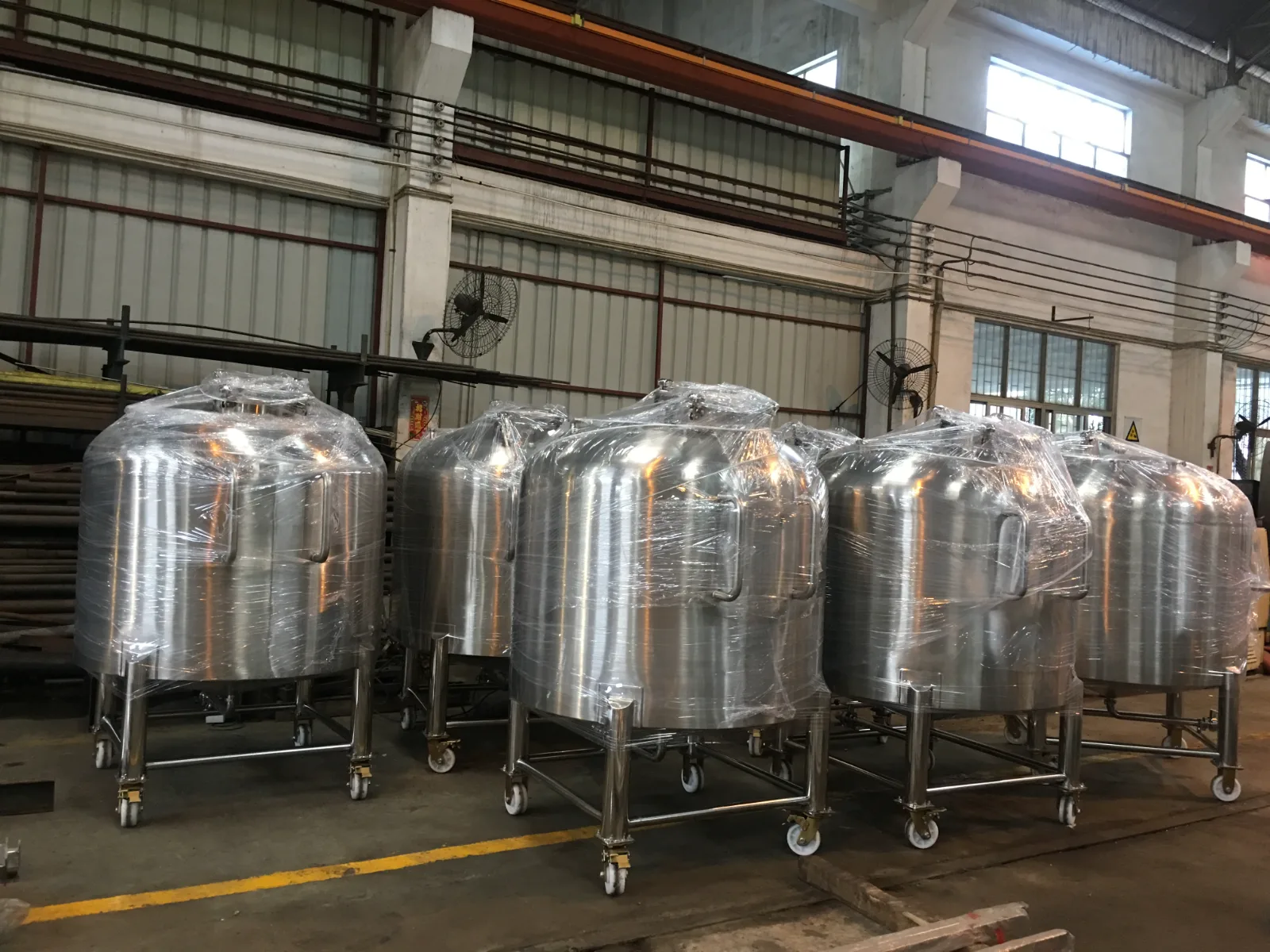 Mobile plastic storage tank